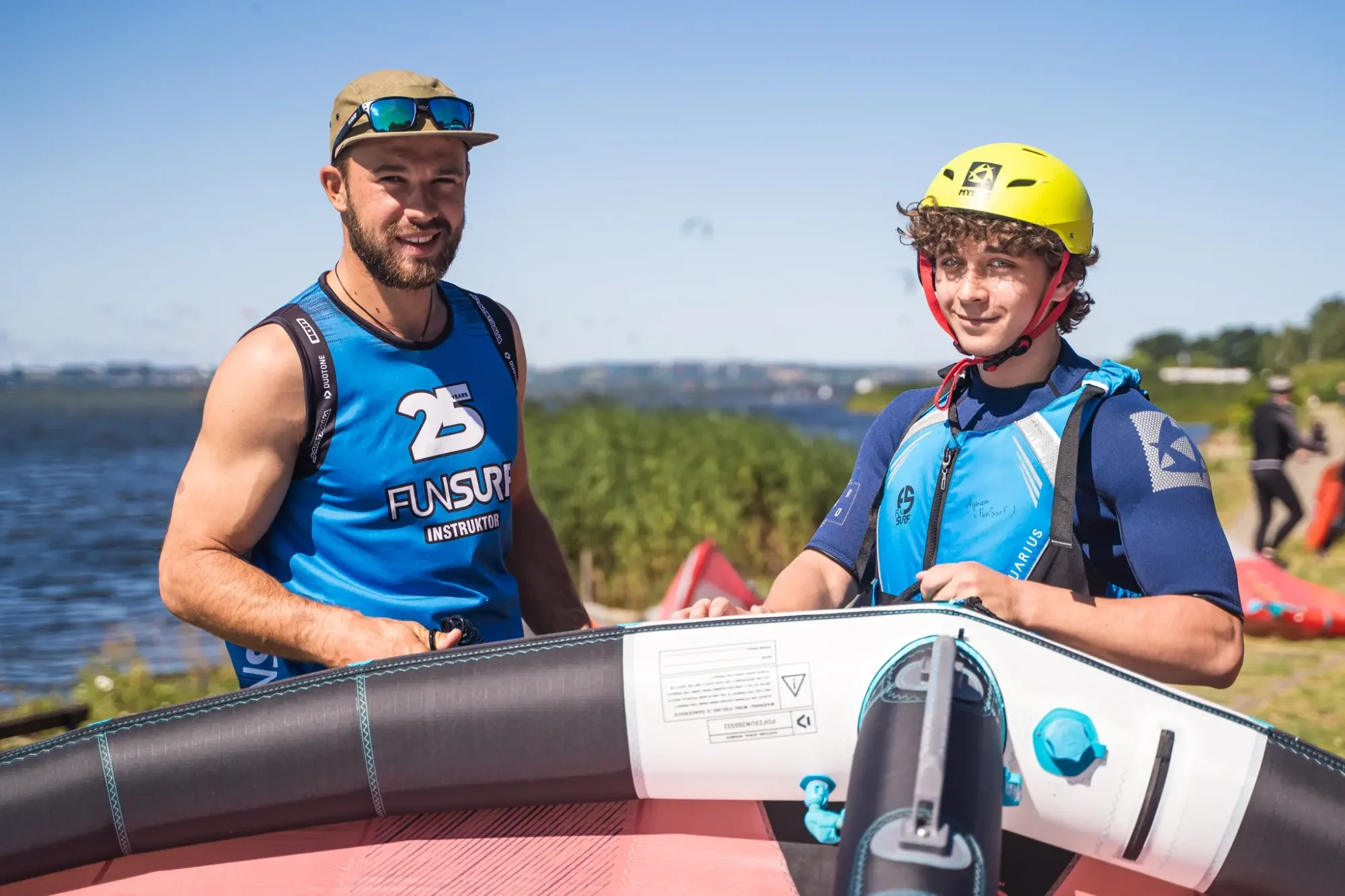 Lekcje wingfoila dla młodzieży na Helu w Chałupach, szkoła windsurfingu FunSurf