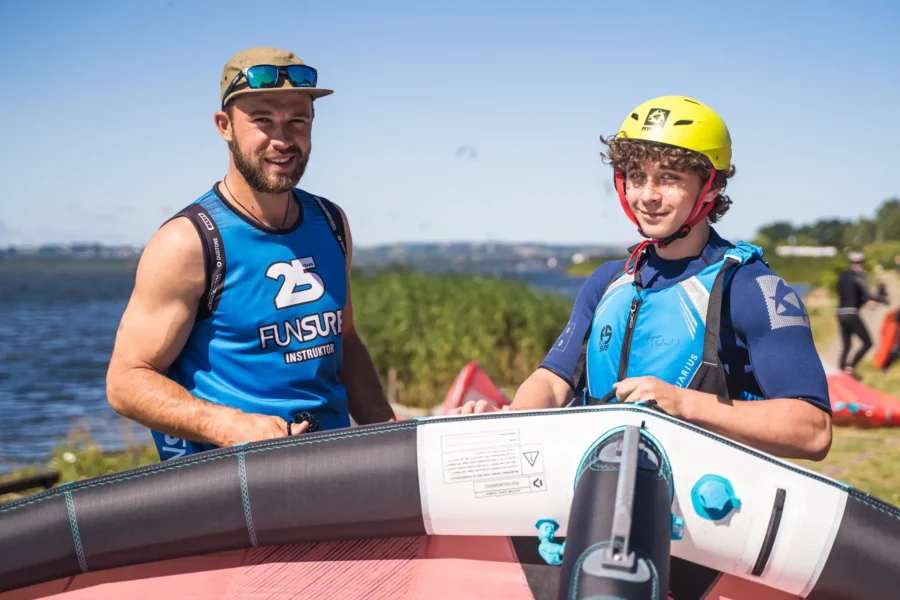 Lekcje wingfoila dla młodzieży na Helu w Chałupach, szkoła windsurfingu FunSurf