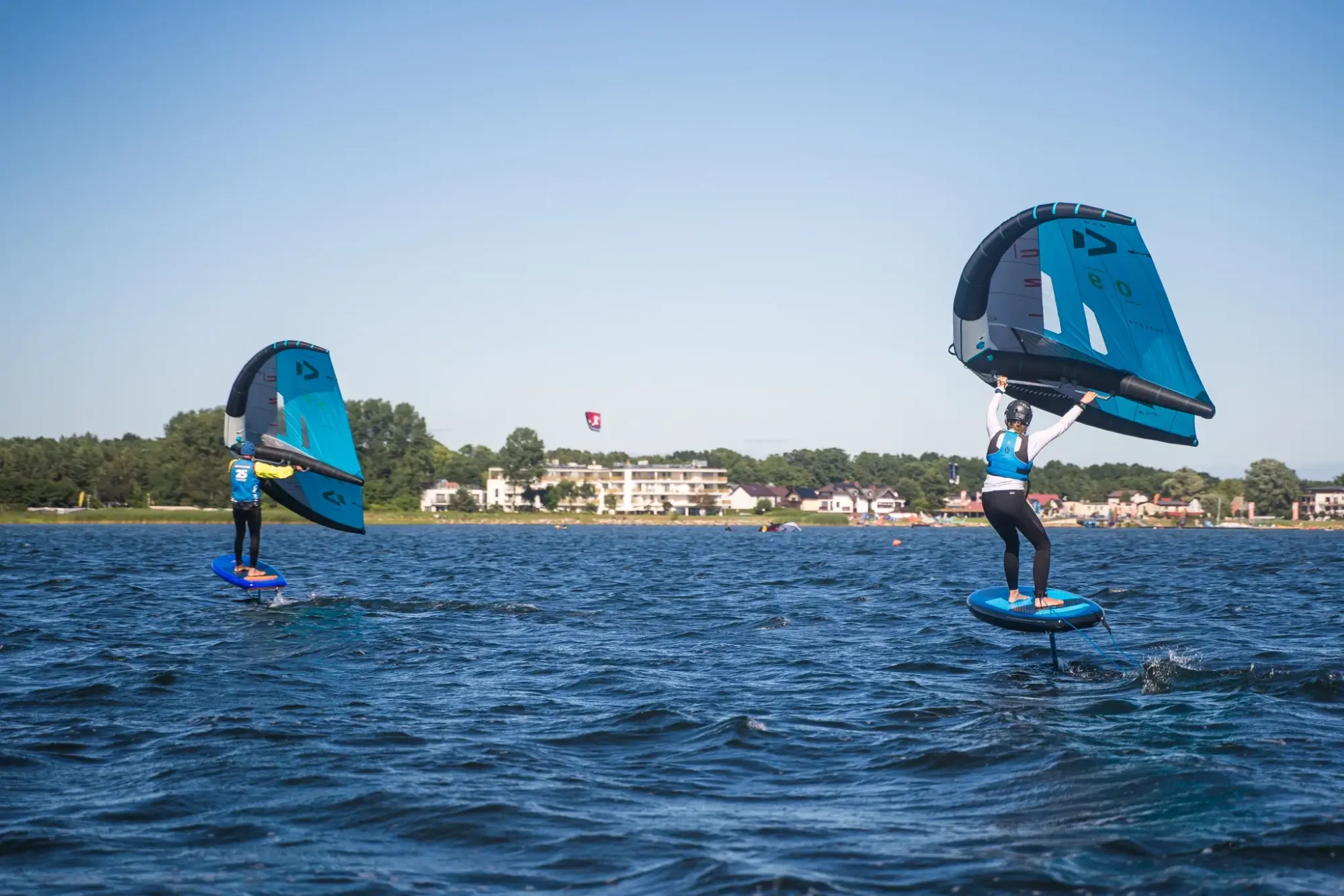 Lekcje wingfoila dla młodzieży na Helu w Chałupach, szkoła windsurfingu FunSurf