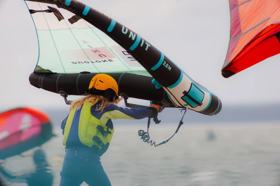 Kursy wingfoil dla dzieci na Helu w Chałupach, szkoła wingfoil Funsurf