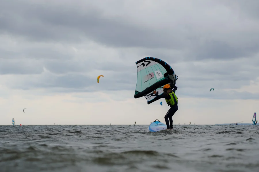 Lekcje wingfoila dla dzieci na Helu w Chałupach, szkoła windsurfingu FunSurf