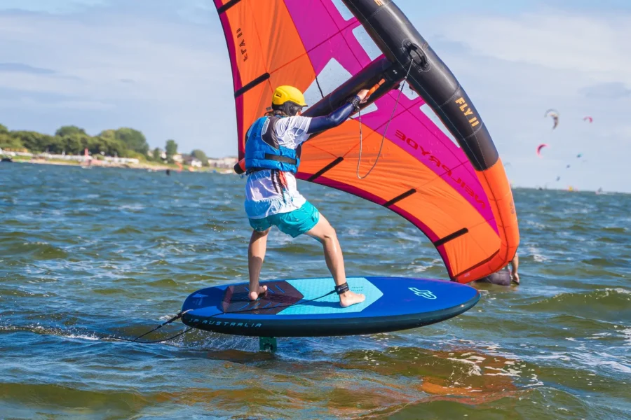 Lekcje wingfoila dla młodzieży na Helu w Chałupach, szkoła windsurfingu FunSurf