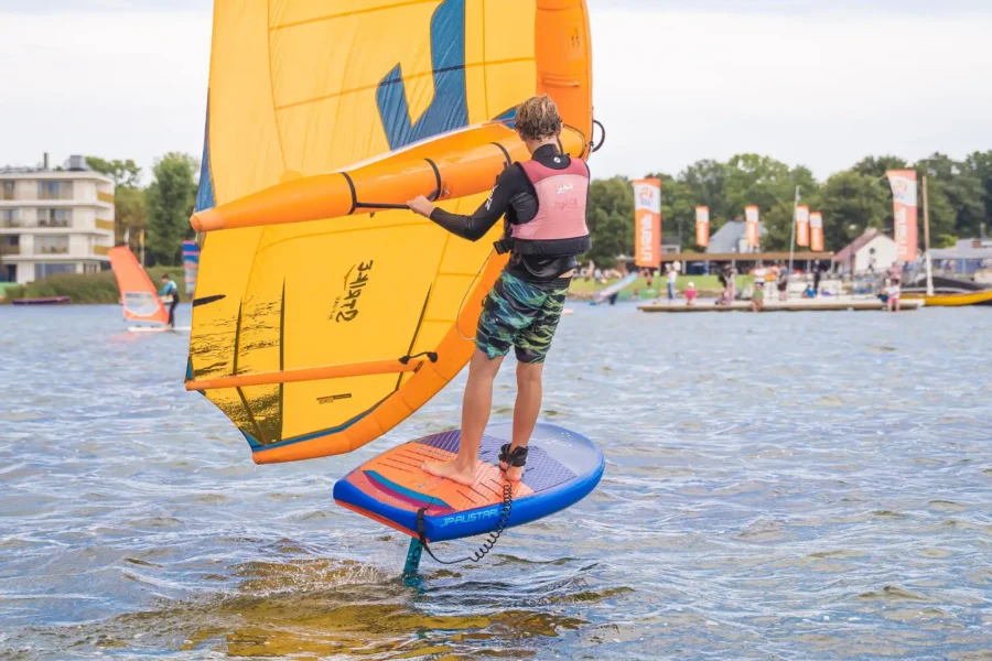 Lekcje wingfoila dla młodzieży na Helu w Chałupach, szkoła windsurfingu FunSurf