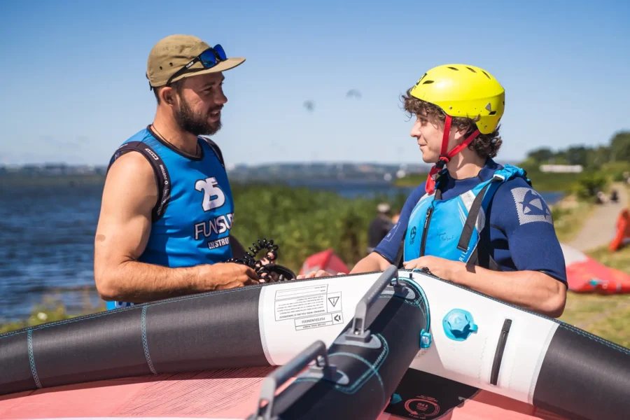 Lekcje wingfoila dla młodzieży na Helu w Chałupach, szkoła windsurfingu FunSurf