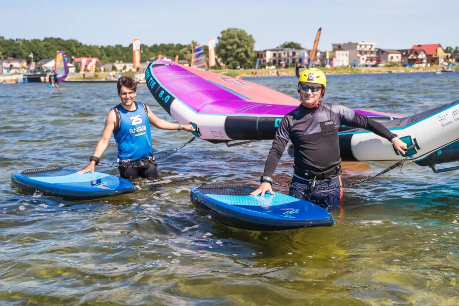 Kursy grupowe wingfoil dla dorosłych na Helu w Chałupach, szkoła wingfoil Funsurf