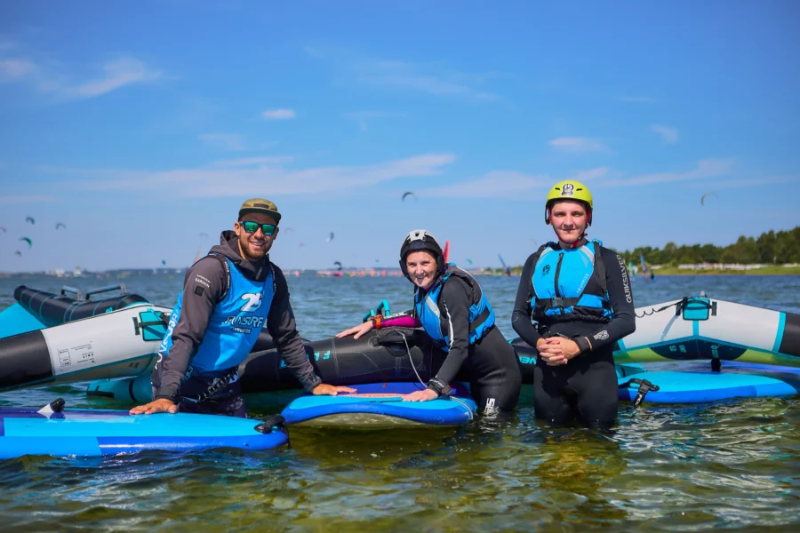 Kursy grupowe wingfoil dla dorosłych na Helu w Chałupach, szkoła wingfoil Funsurf