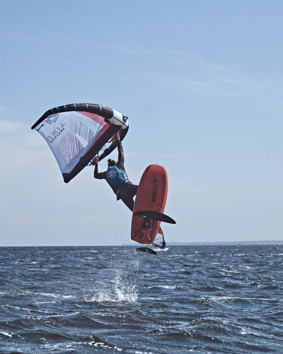 Wing-Foil-FunSurf-szkoła-wingfoila-w-Chałupach-na-Helu-kursy_-lekcje-obozy-na-wingfoilu-_14_