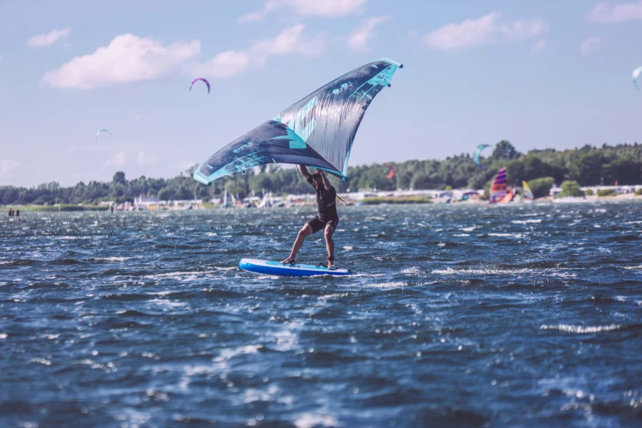 początki-na-wingfoilu-SZKOŁA-WINGFOIL-FUNSURF