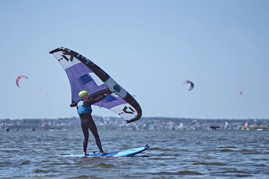 Wingfoilowy-student-camp-obóz-dla-studentów-na-wingfoilu-w-FunSurf_-szkoła-wingfoila-w-Chałupach-n-1